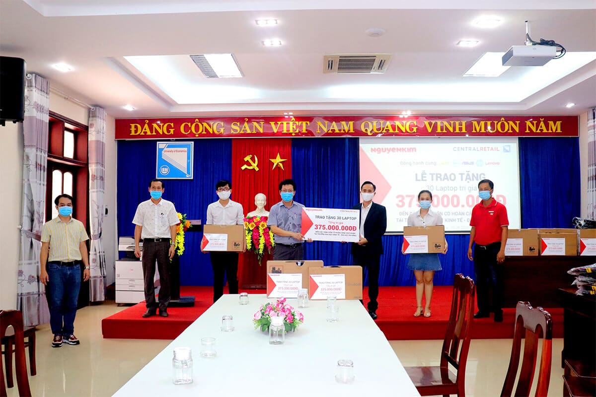 Nguyen Kim to support hospitals and universities of Da Nang, Quang Nam through donation