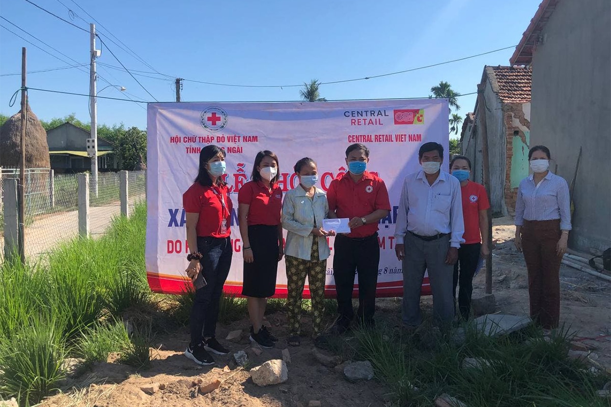 Central Retail & Red Cross Vietnam handed over the fund from stores donation boxes to build 6 charity houses in Quang Ngai