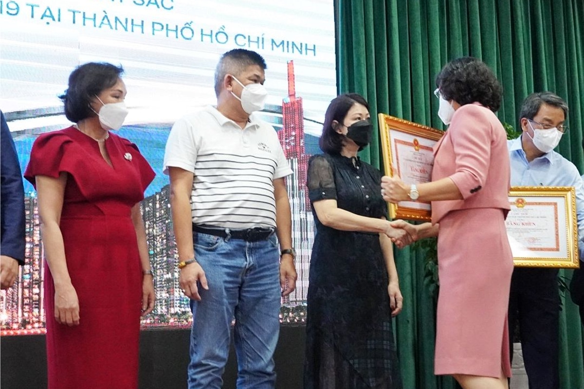 Central Retail received the Certificate of Merit from the Chairman of the HCMC People’s Committee