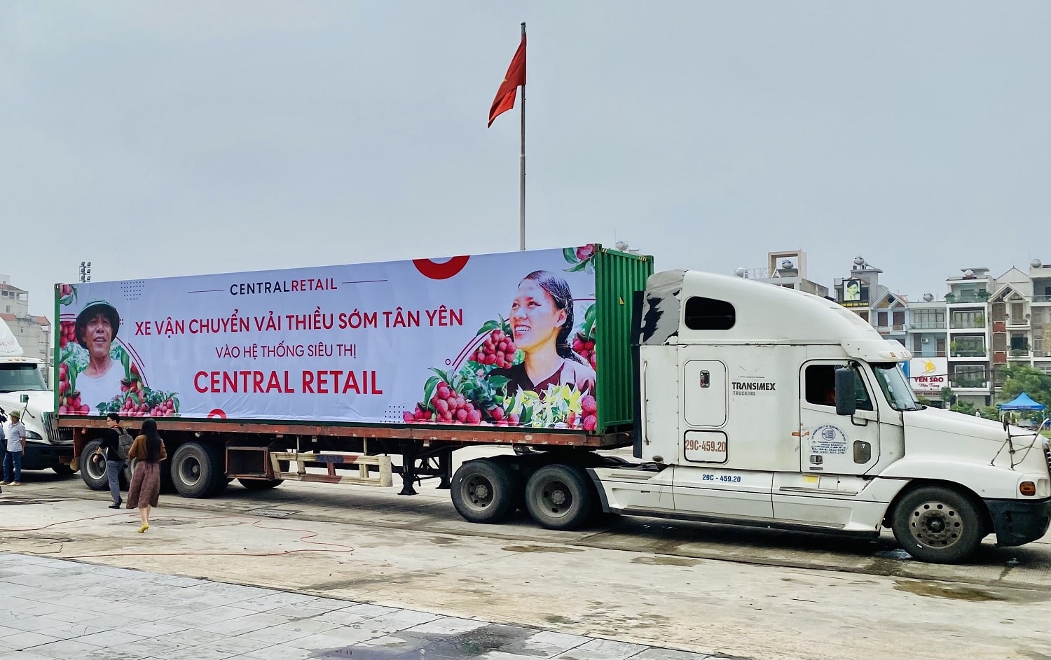 Central Retail commits to boosting lychee consumption in season 2022