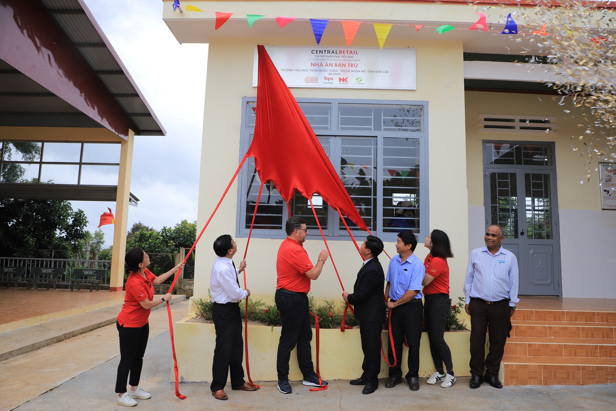 Central Retail organizes the Handover Ceremony to present the Kitchen and canteen of Tran Quoc Toan primary school, Dak Lak Province