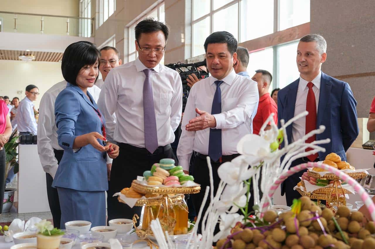 Central Retail promotes the consumption of longan and products of Hung Yen province