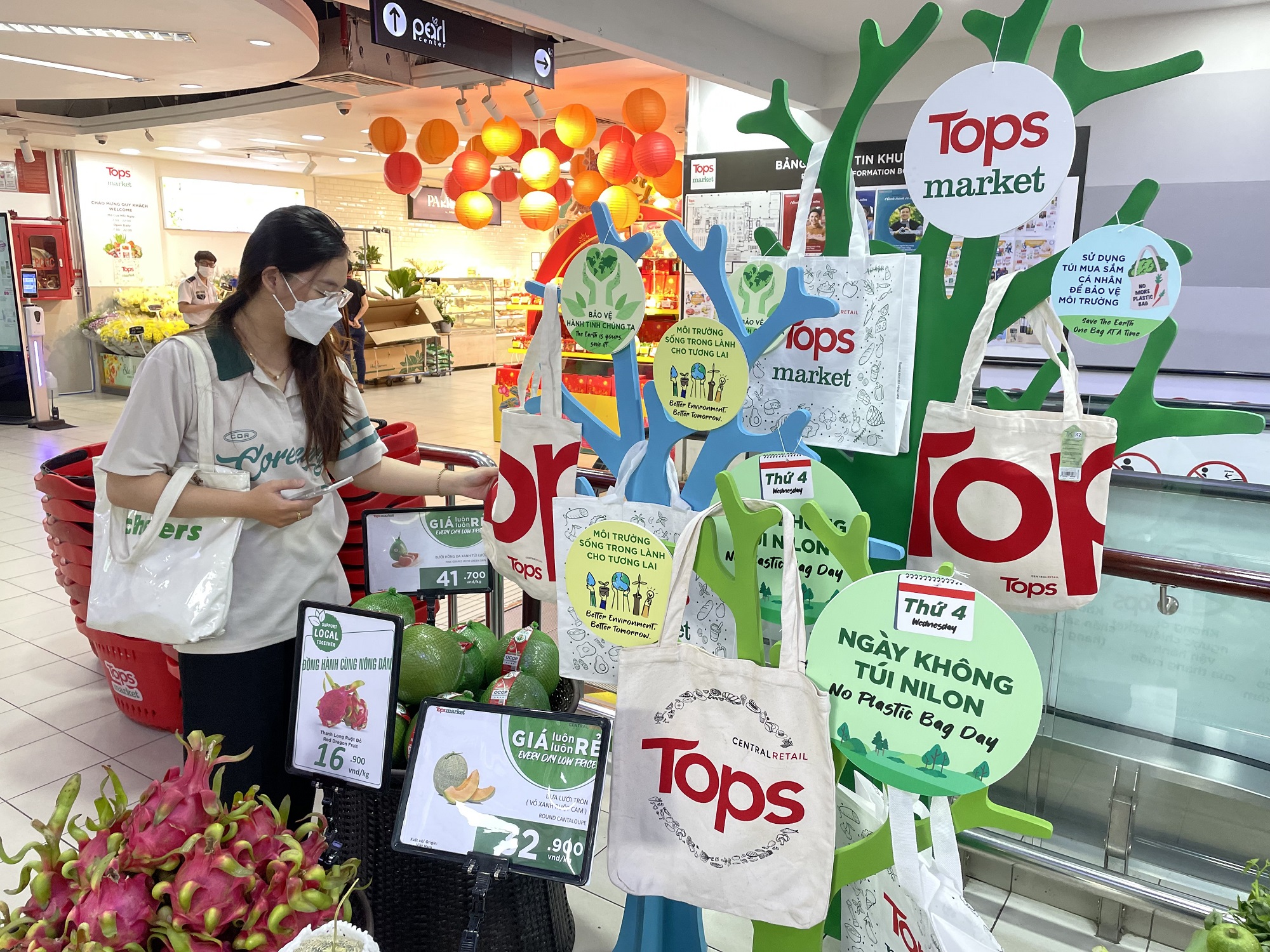 Central Retail in Vietnam organizes the “No Plastic Bag Day” at Tops Market Thao Dien