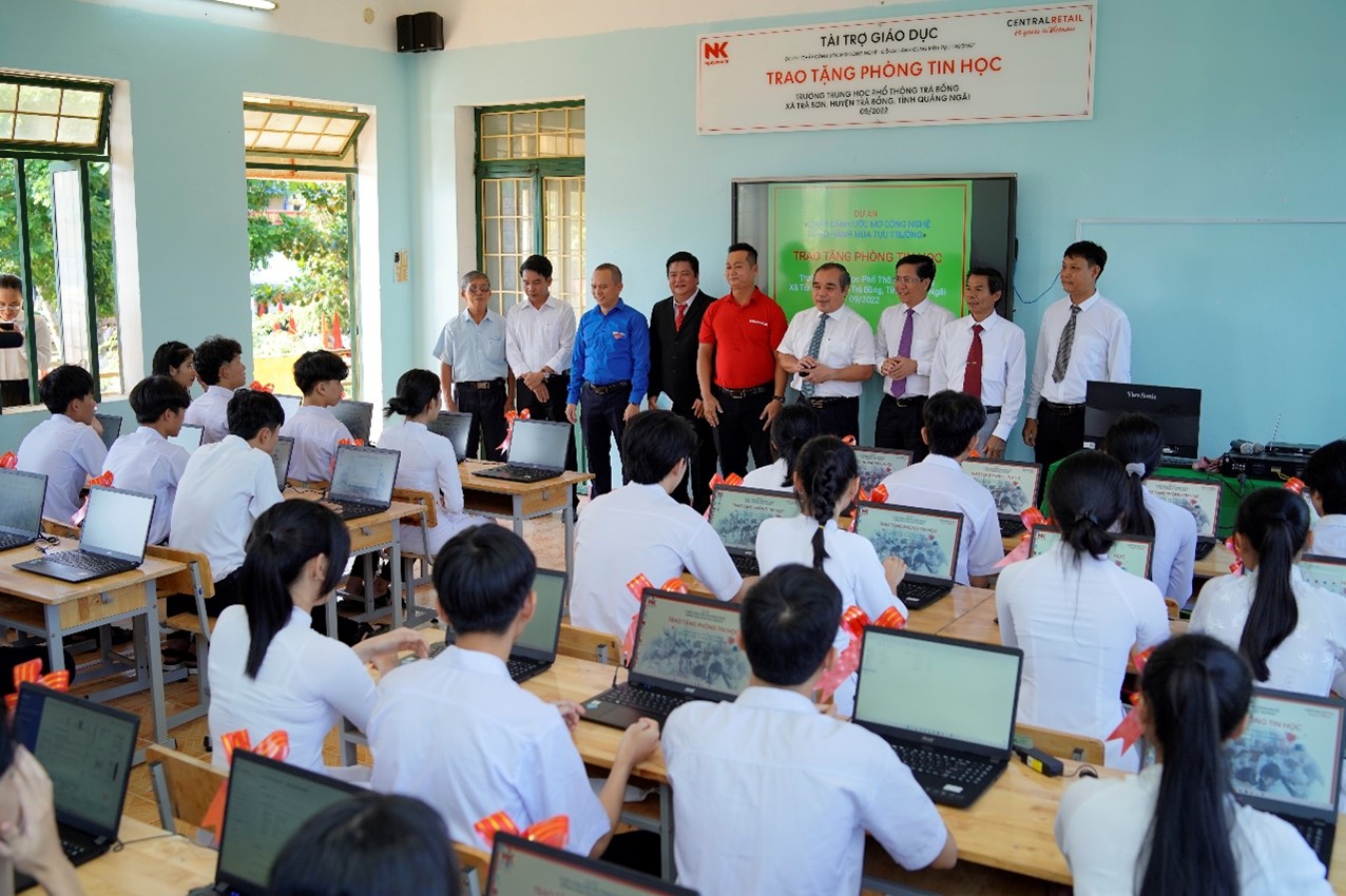Nguyen Kim sponsors 70 laptops to build 2 computer rooms for students