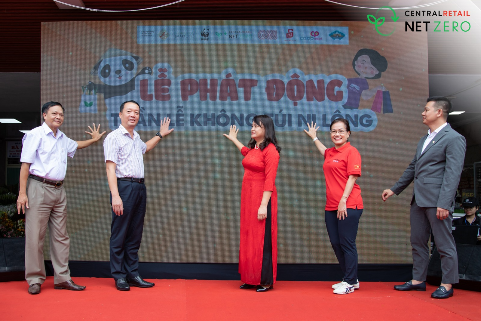 Central Retail in Vietnam and GO! Hue gather for the launch of “No Plastic Bags Week” in Hue City