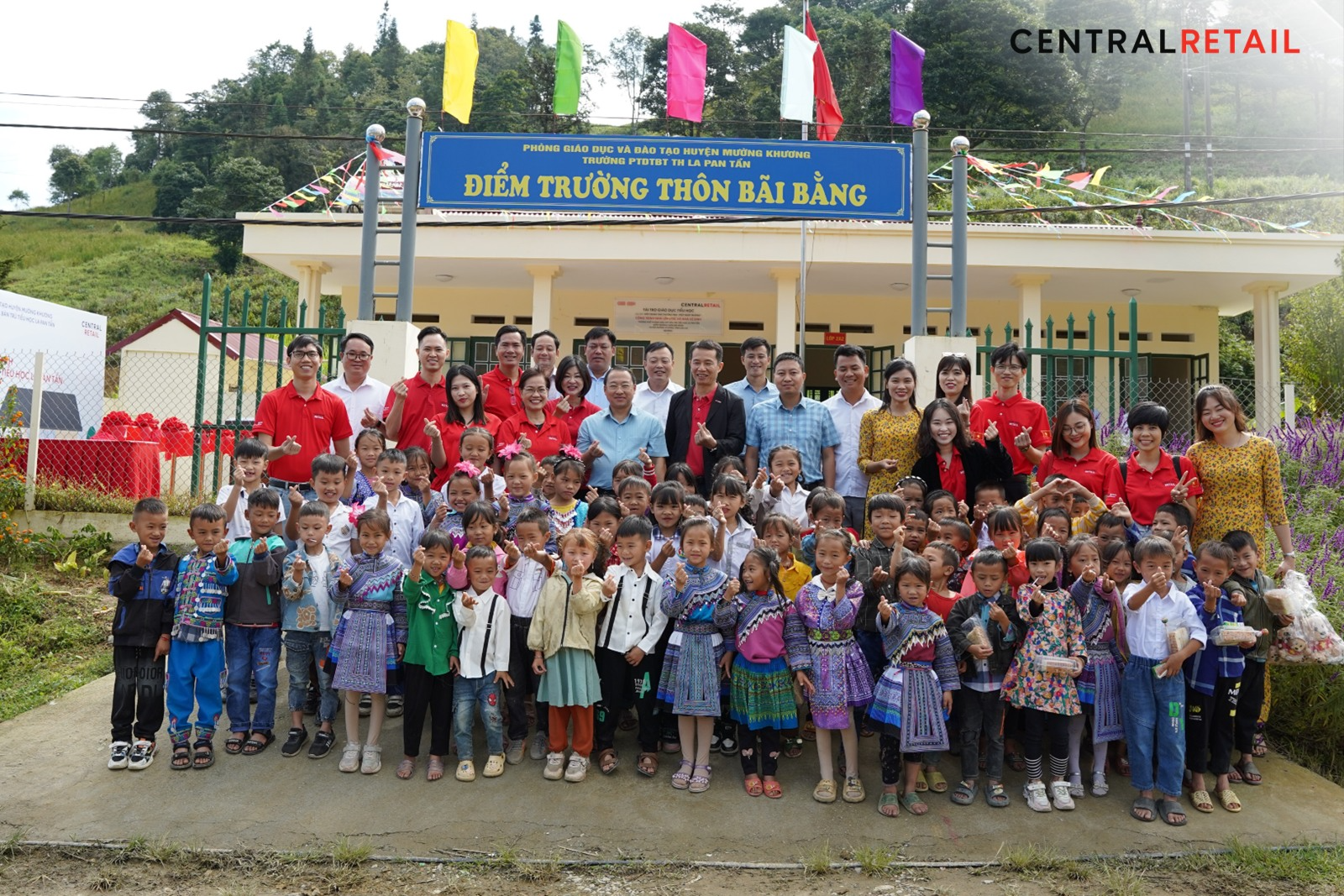 Central Retail Vietnam organized a Handover Ceremony of 2 classrooms and toilet facilities to La Pan Tan Ethnic Semi-Boarding Primary School (Lao Cai)