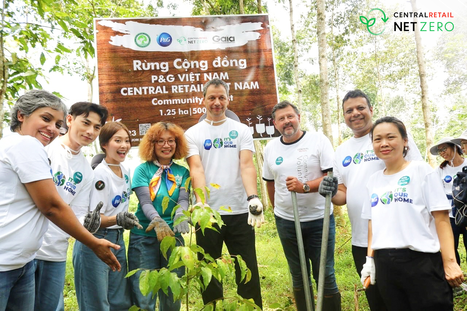 Gần 200 tình nguyện viên tham gia ngày trồng rừng tại Rừng Đồng Nai, tiếp nối hành trình “Vì Bạn Ươm Mầm 1 Việt Nam Xanh” của P&G Việt Nam và Central Retail Việt Nam