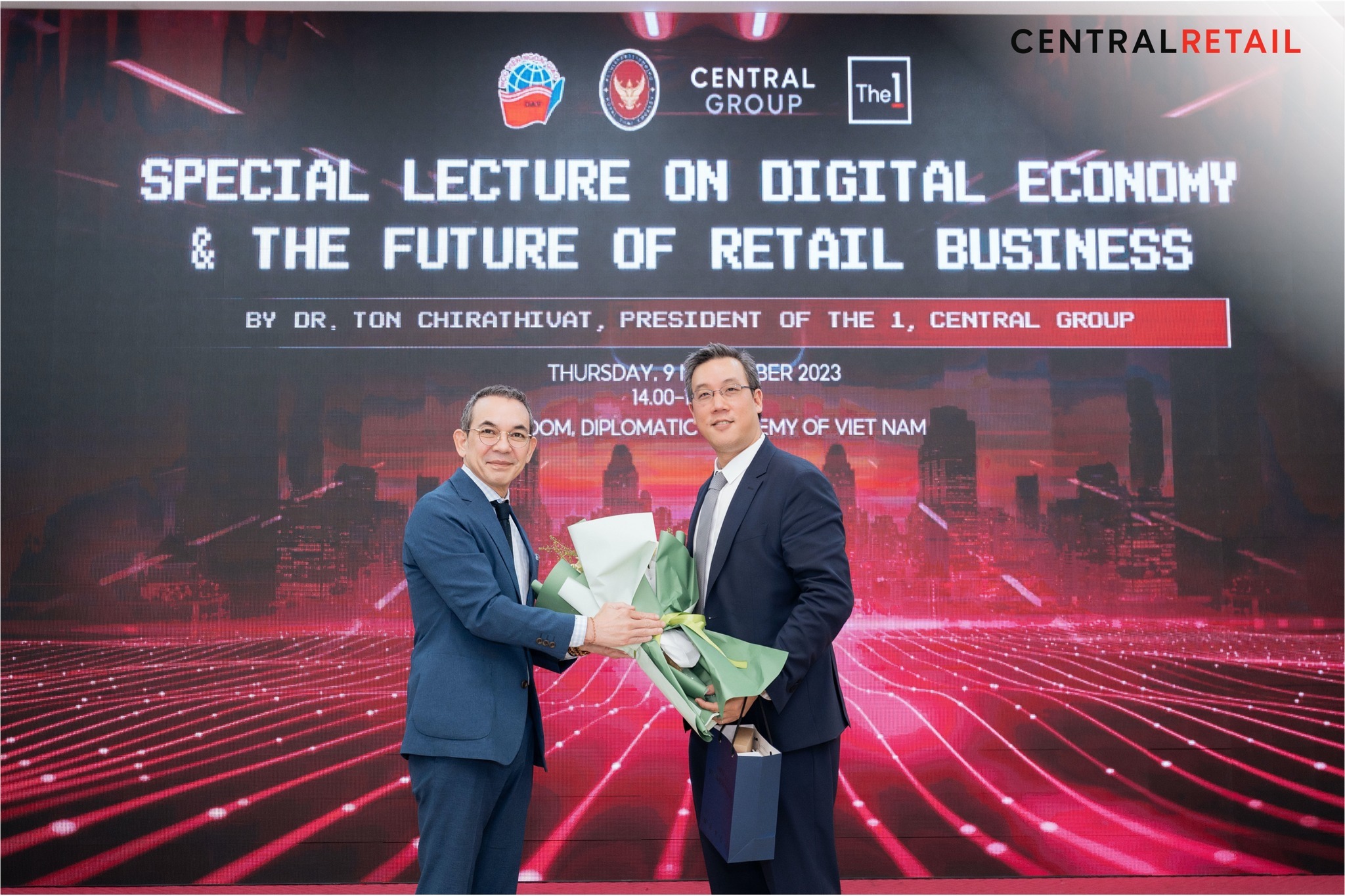 Dr. Ton Chirathivat, President of The 1, Central Retail Vietnam joined as a special guest speaker at the 2nd Special Lecture on “Digital Economy & The Future of Retail Business”