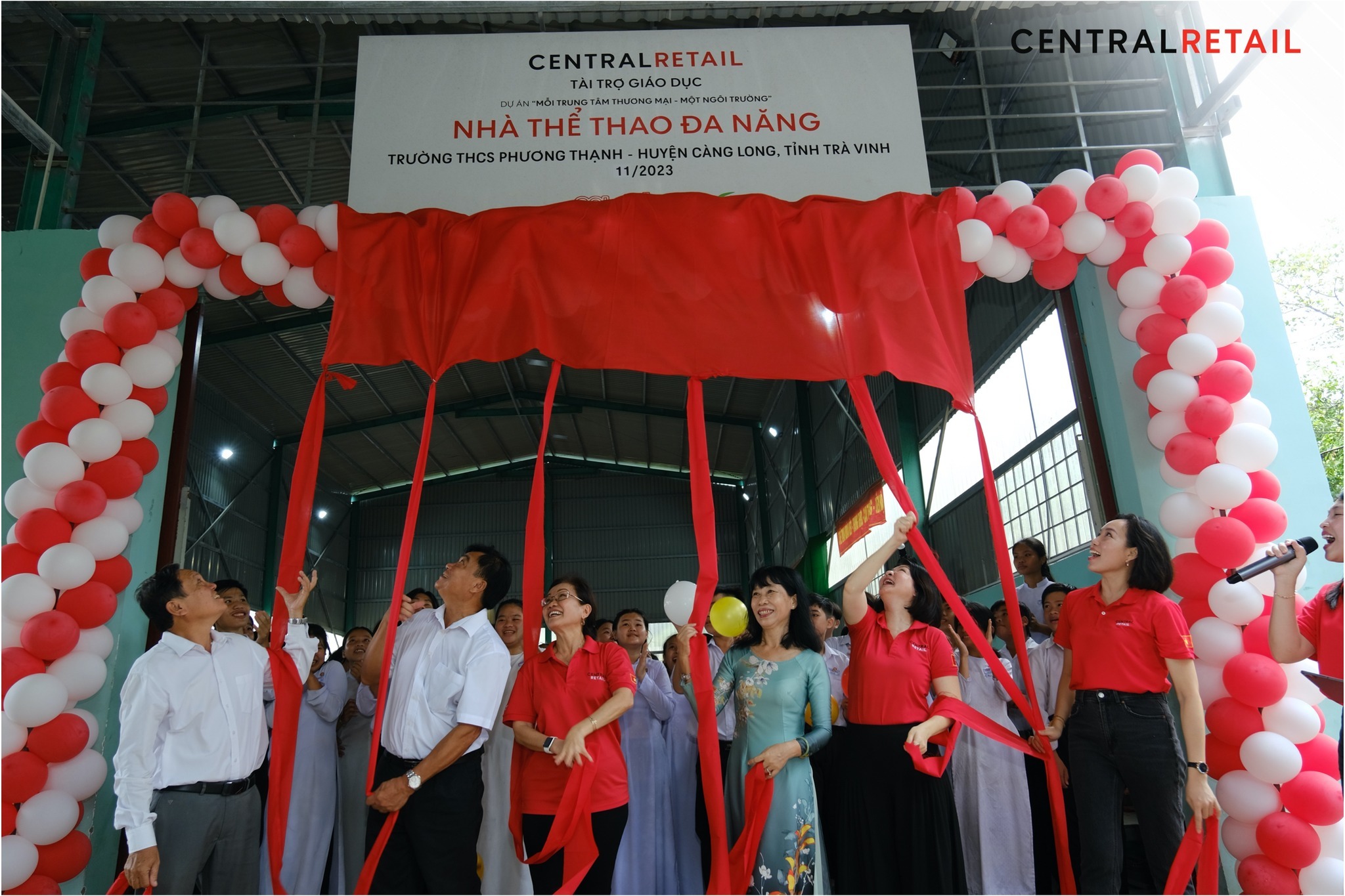 Central Retail in Vietnam hosted the Handover Ceremony to present the multi-function sports hall to Phuong Thanh Secondary School, Tra Vinh Province