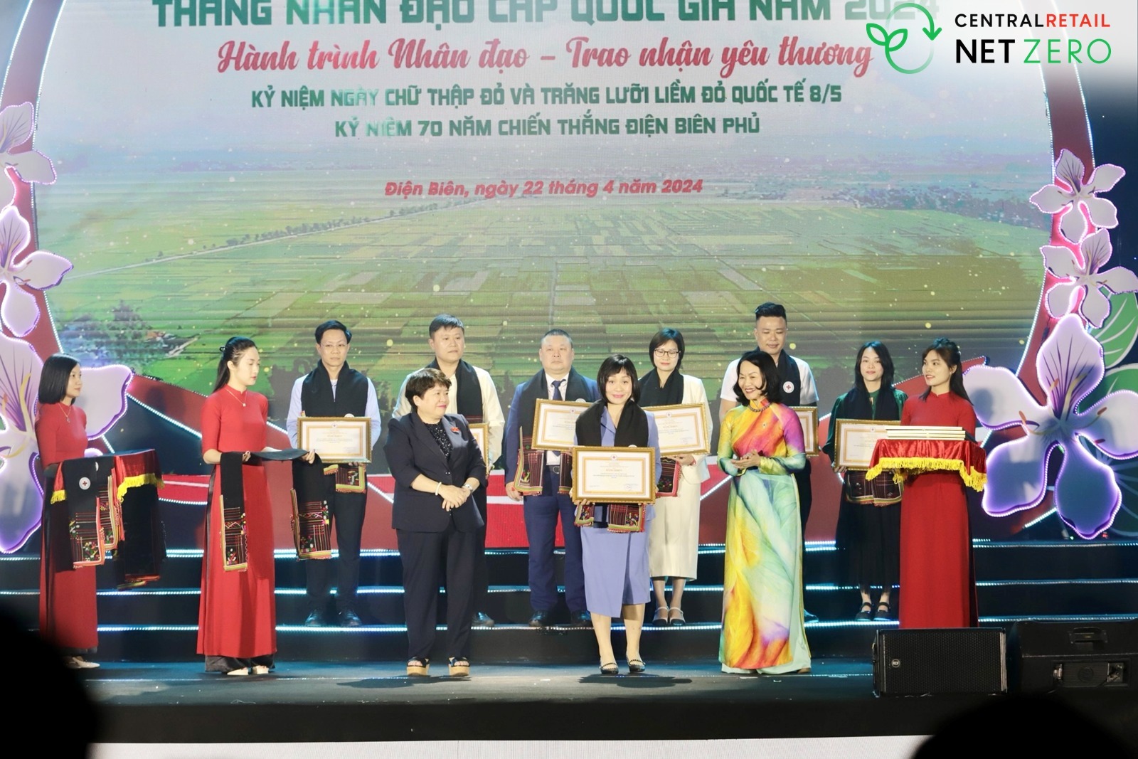 Tập đoàn Central Retail in Vietnam đã vinh dự được Trung ương Hội Chữ thập đỏ Việt Nam trao tặng bằng khen vì những đóng góp tích cực cho cộng đồng